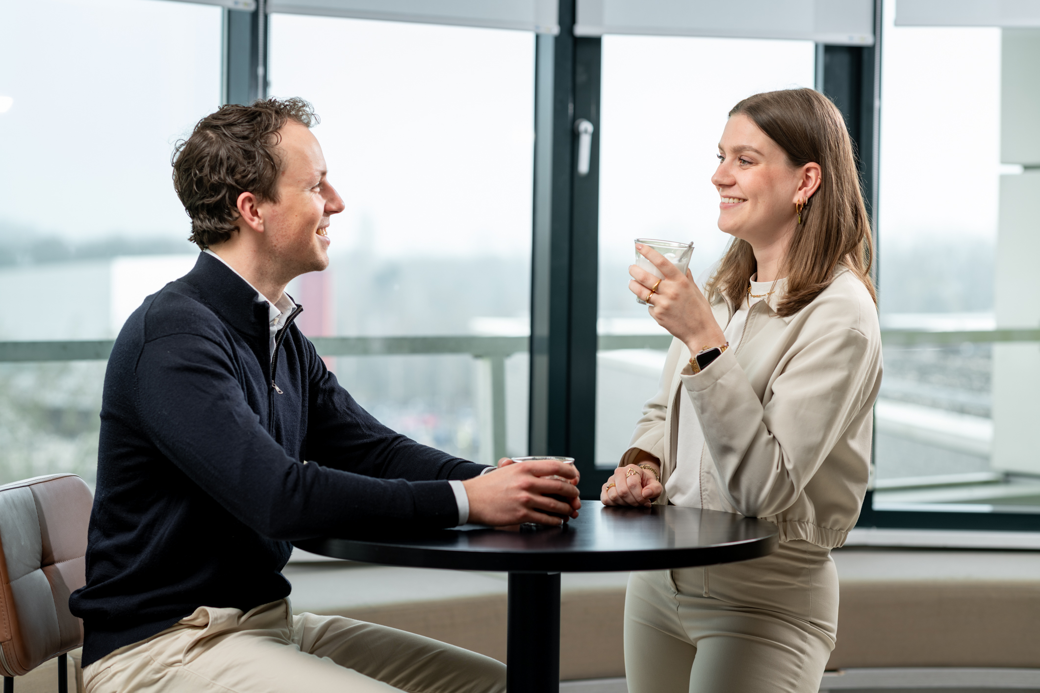 Collega's drinken gezamenlijk koffie
