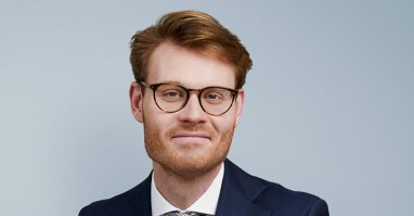 collega Roland Bertens ontvangt de Goudsmitprijs voor zijn proefschrift
