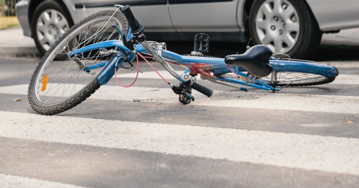 Eigen schuld? fietser - met een mobiele telefoon in hand - wordt aangereden